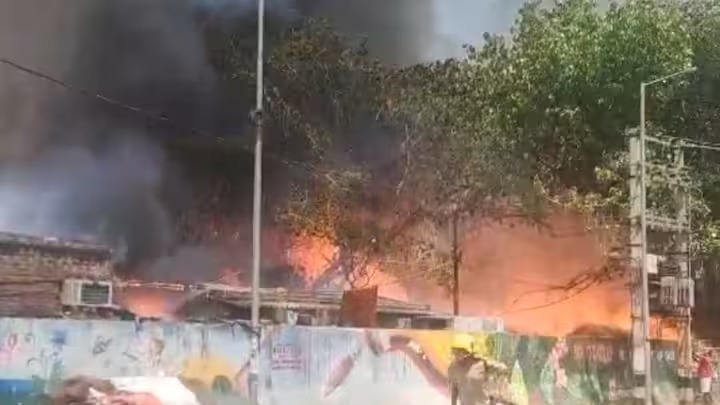  Patna Fire: पटना के बांस घाट में लगी भीषण आग, दो दर्जन से अधिक घर जलकर राख