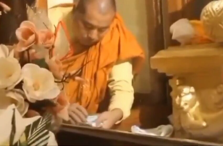  बोधगया के महाबोधी मंदिर के गर्भगृह में दान पेटी से चोरी करते भिक्षु CCTV में कैद, वीडियो वायरल