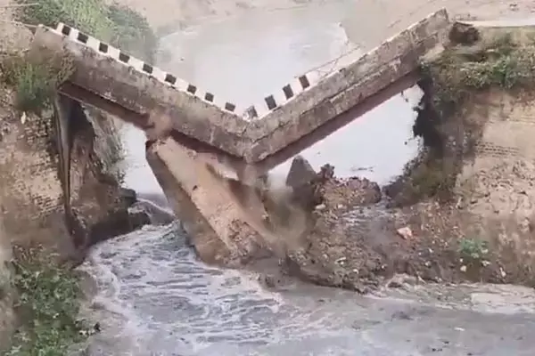  बिहार में एक और पूल गिरा, सीवान में गंडक नहर पर बना पुल देखते ही देखते पानी में समा गया