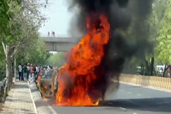  गोपालगंज में चलती कार में अचानक लगी आग, सूझबूझ से लोगों ने बचाई अपनी जान